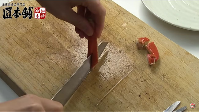 包丁を下におろして切る